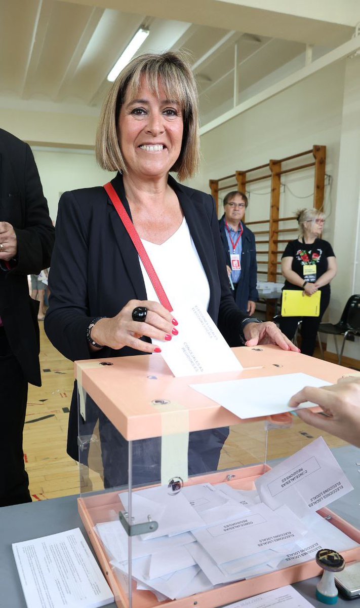 🌹 La nostra candidata i alcaldessa, <a href="/nuriamarinlh/">Núria Marín/❤️</a> , ja ha exercit el seu dret a vot, a La Torrassa 💪🏼

Visca la festa de la democràcia, aneu a votar! 

#28M