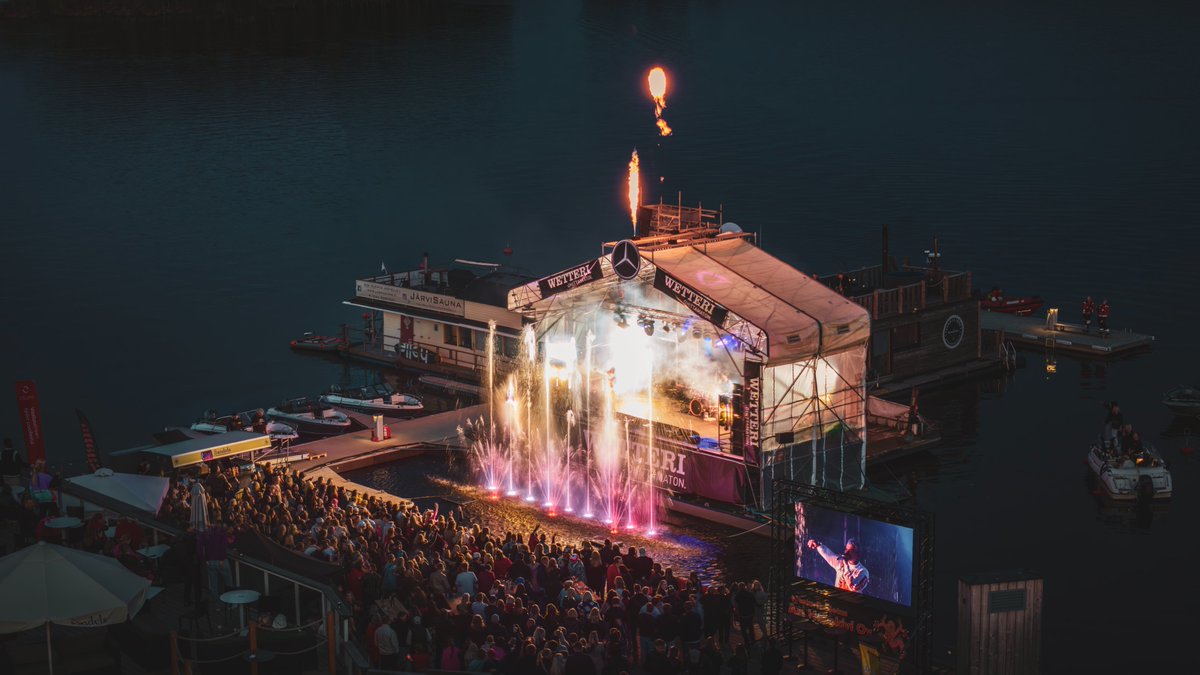 Kuopiossa oli viikonloppuna Osuma Weekend -niminen padel-tapahtuma. Tapahtuma päättyi Saanan terassin edustalla konserttiin, jossa esiintyi kelluvalla lavalla <a href="/mikaelgabriel/">Mikael Gabriel</a>. #kuopio #finlandlakeland