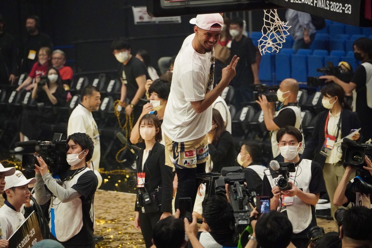 TeRu__39's tweet photo. 開幕からのPG問題を今季最後の試合でコーが解決した。
今日は途中から完全にゾーンに入ってて、フリースローなんて外れる気しなかった(10/10!!!)
いつも沖縄の為にと言ってくれるコー
キングスに来てくれて本当にありがとう！！！

#コー・フリッピン
#琉球ゴールデンキングス https://t.co/qKQJIcISSC