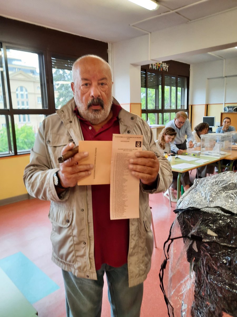 FEdlJONSMadrid's tweet photo. Nos llegan fotos de camaradas votando en sus colegios dónde han encontrado las papeletas de FE-JONS LA FALANGE SIN NINGÚN problema. Qué no te silencien. Si no las encuentras, avisa a la Policia o Guardia Civil de tu zona. https://t.co/ooSHMBlV7m