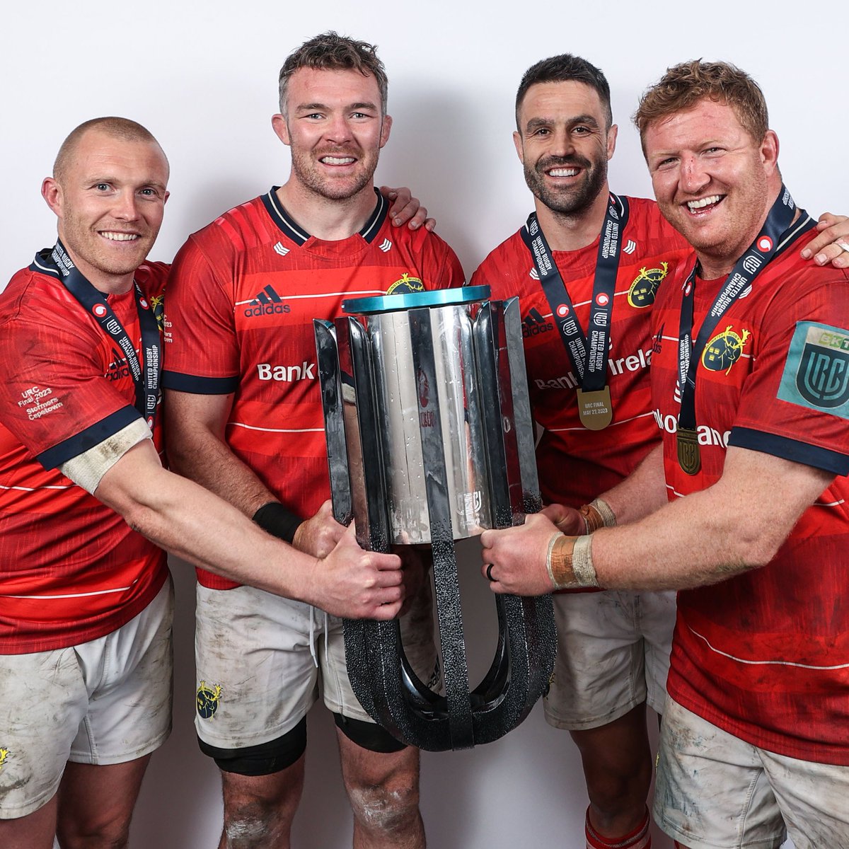 🐐 x 4⃣

@KeithEarls87, @PeterOM6, @ConorMurray_9 &amp; @StevesArcher with the #URC trophy 🥰 

#STOvMUN #MunsterInSA 🇿🇦 #SUAF 🔴