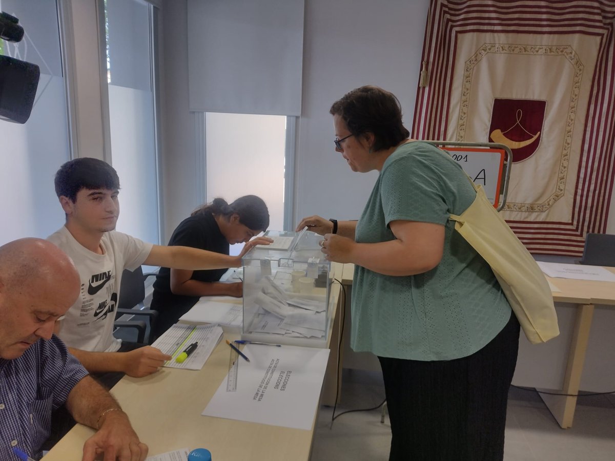 @rosacollj, candidata de @compromispercor  ha votat a les 09:45h al col·legi electoral de l'Ajuntament de #CornelladelTerri 

#eleccions28M #PlaEstany🔴