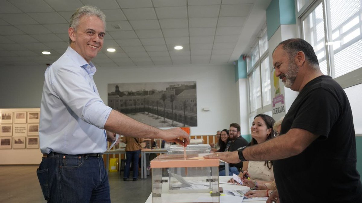 🗳EN DIRECTE #28M | El candidat d'Unides Podem a la presidència de la Generalitat, @Hector_Illueca_, ha votat al col·legi dels Salesians de València. Tota la informació de les eleccions, ací ⬇ vilaweb.cat/noticies/elecc…