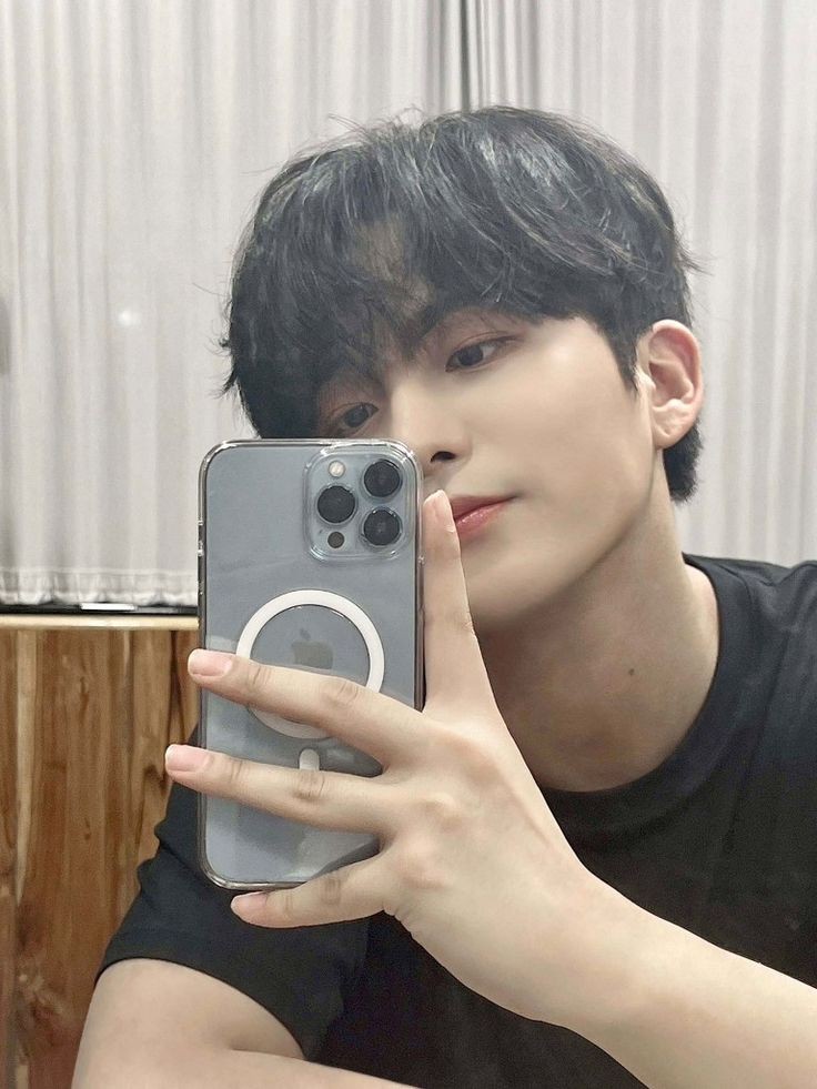 jungyury0's tweet photo. Apaixonadinha nele... Oque faço??? https://t.co/LYYGvX6ICr
