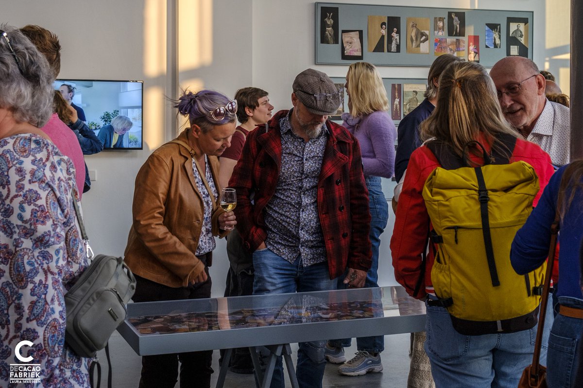 💫 OPEN!
De tentoonstelling  ‘Nieuwe Patronen’ van Paul van de Waterlaat en Haiko Sleumer over het spanningsveld tussen kleding en identiteit werd vrijdagavond feestelijk geopend.
De expo is vanaf nu dagelijks tussen 13-17 uur gratis te bezoeken.
ℹ️ bit.ly/NieuwePatronen