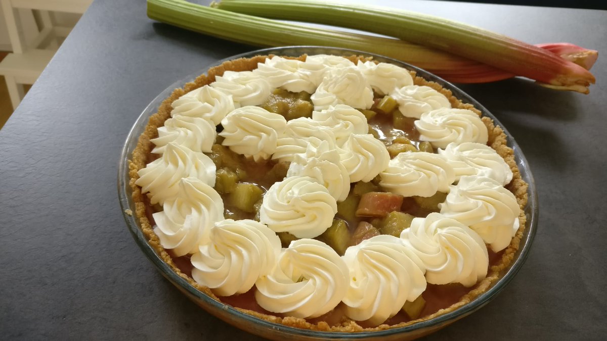 KCoooooking's tweet image. From #Chefk original recipe,  rhubarb and caramel pie 🇫🇮👩‍🍳😎😂