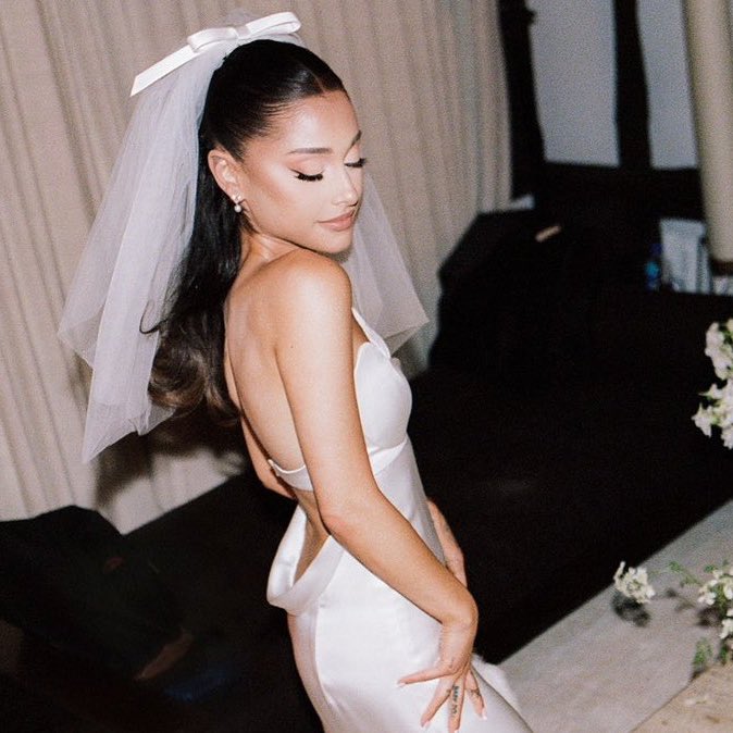 arianagrandebr's tweet photo. Dentre as 4 mil fotos deletadas, Ariana Grande também apagou/arquivou as postagens do casamento com Dalton Gomez.

— A publicação tinha 26 MILHÕES de curtidas. https://t.co/p4LmnwyPqu