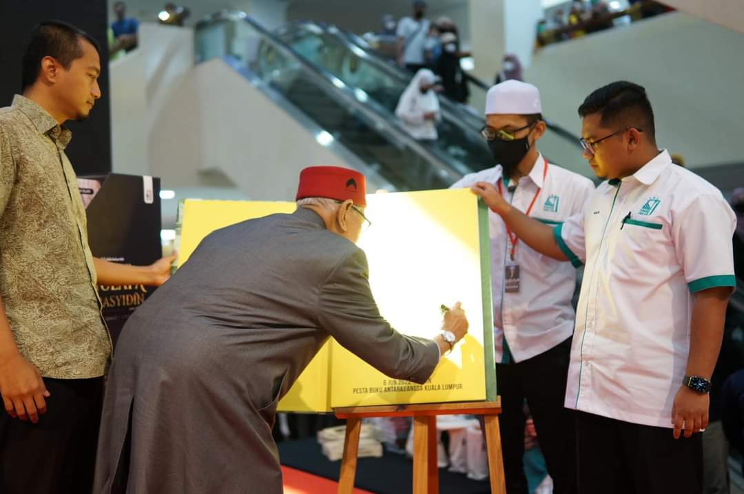arkibmudapas's tweet photo. 2022, di Legar Putra : Pelancaran set Jejak Khalifah yang mengandungi 4 buah buku Fiqh Siasah Khulafa' al-Rasyidin. https://t.co/ZlsB0vOP46
