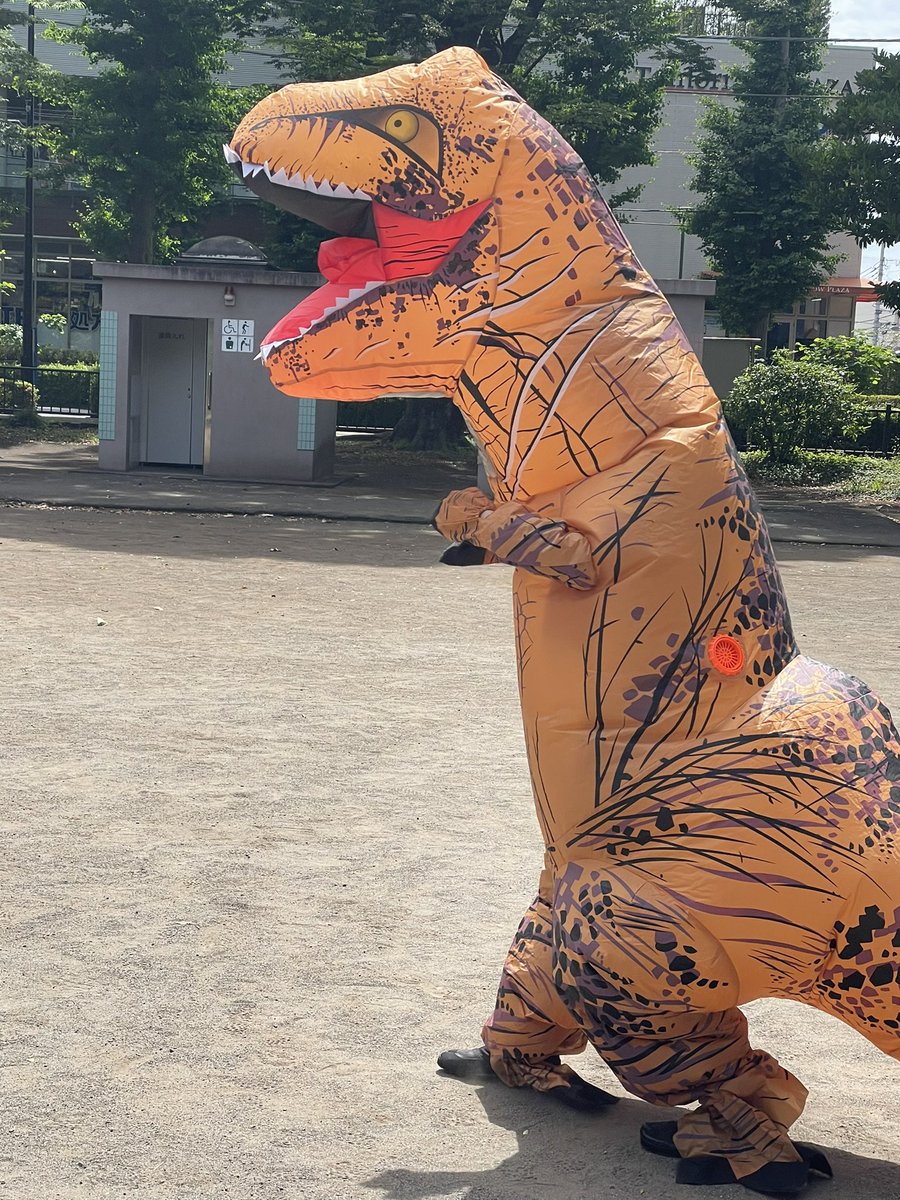 「リアルフレンズたち(ティラノのすがた)と公園でめっちゃシャボン玉撒き散らしてきた」|鶴村いちるのイラスト