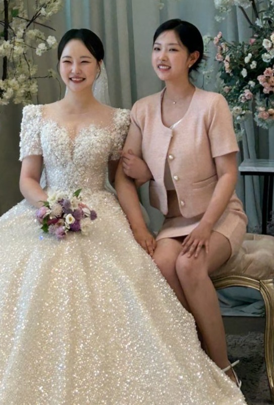 Photos of Olivia Hye attending a wedding (via Instagram)

"The idol-niece who has become the pride of our family 💓
Thank yoou for cominggg"