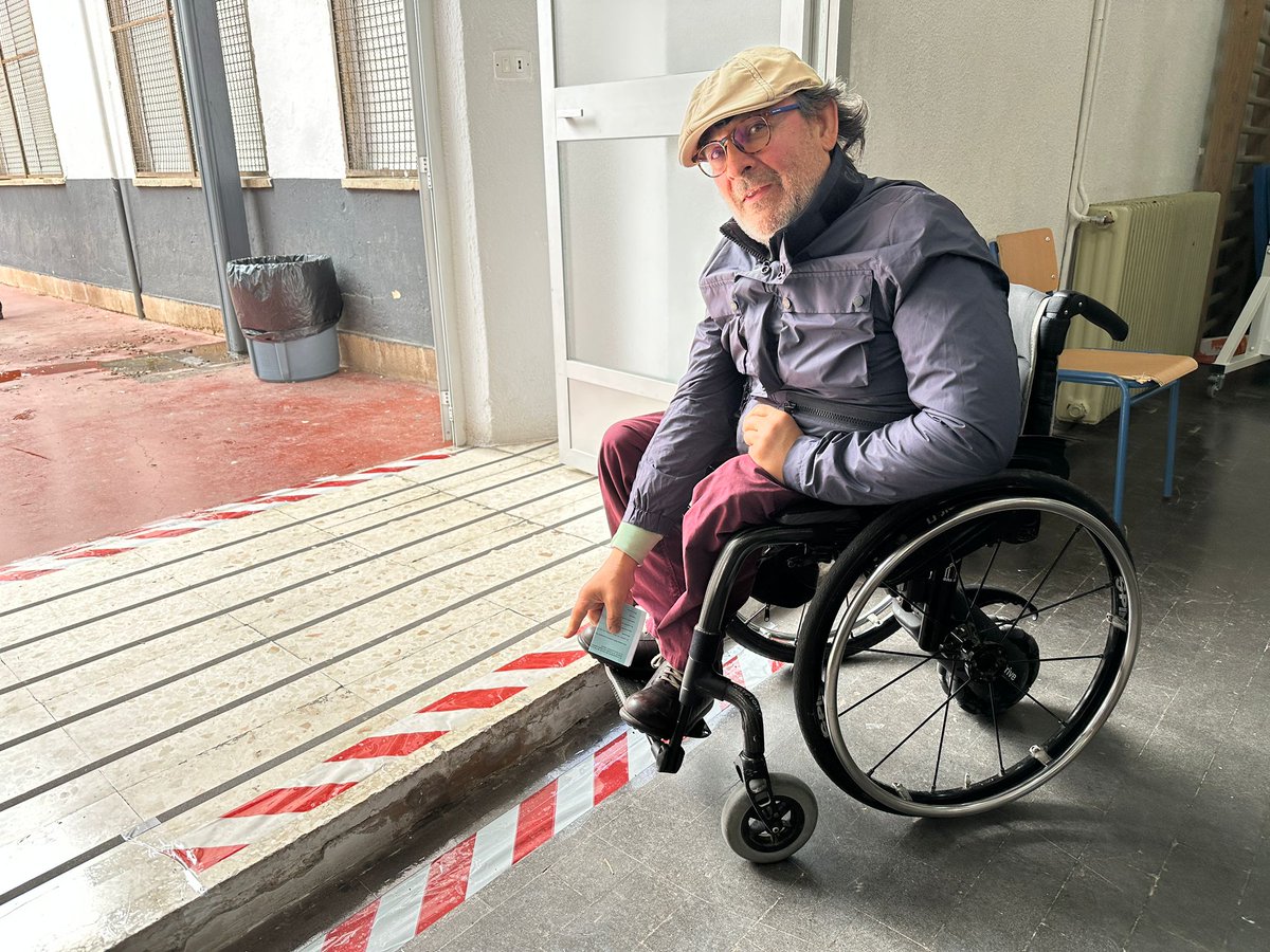 La "fiesta de la democracia" pierde alegría con las barreras en los colegios electorales. #eleccionesmunicipales2023 
#barrerasarquitectonicas