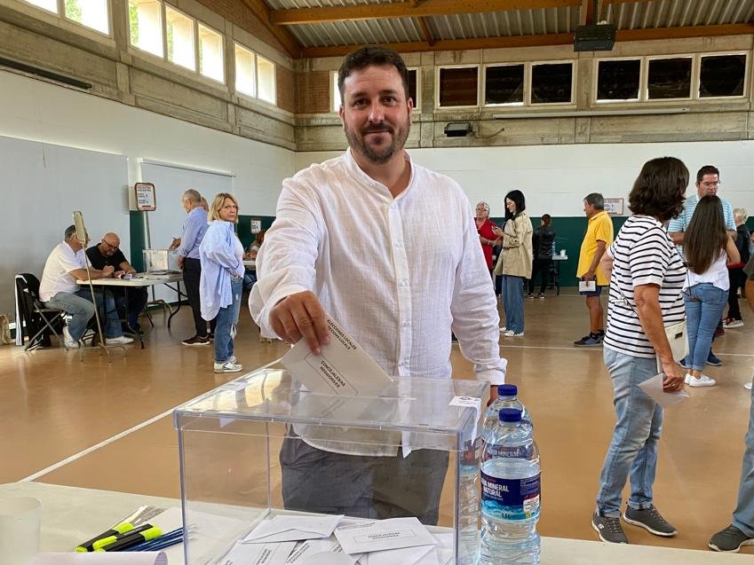 Javier Candela, candidat a l’Alcaldia per
<a href="/Valents_cast/">Valents Castelldefels</a>,  ha votat aquest matí a les 11:30h a l'Escola Edumar