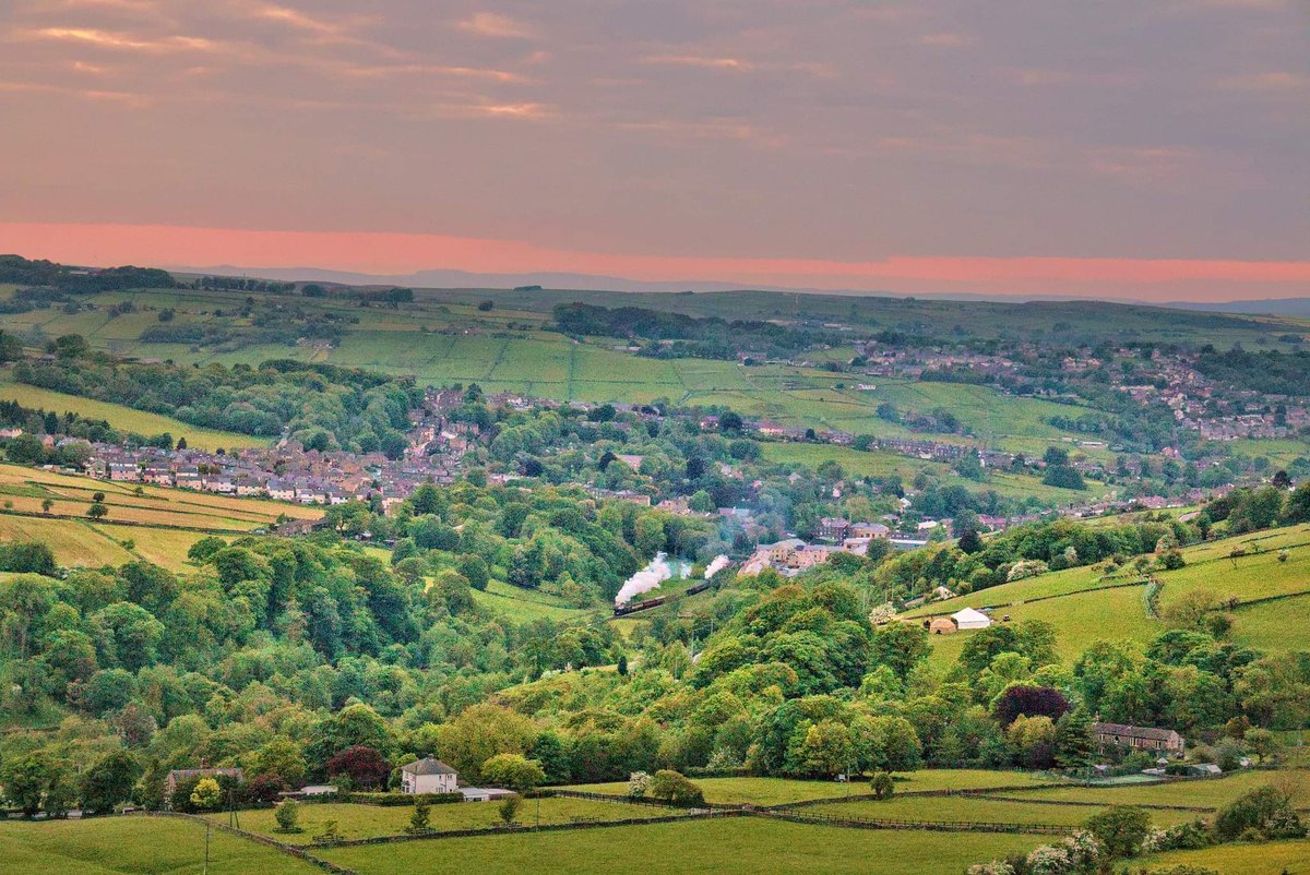 PointNShootPics's tweet image. Flying through the sunset with Flying Scotsman.

@WorthValley 

#kwvr #keighleyandworthvalleyrailway #flyingscotsman #flyingscotsman100 #yorkshiresteam #haworth #haworthrailway