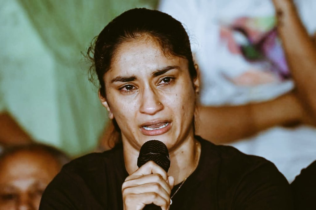 ankurkumar083's tweet photo. When @Phogat_Vinesh came after winning the medal, then it belonged to her family, why has Modi ji become a stranger today??

#WrestlerProtest #पहलवान_देश_की_शान #महिला_सम्मान_महापंचायत https://t.co/sSXTsl2I9A