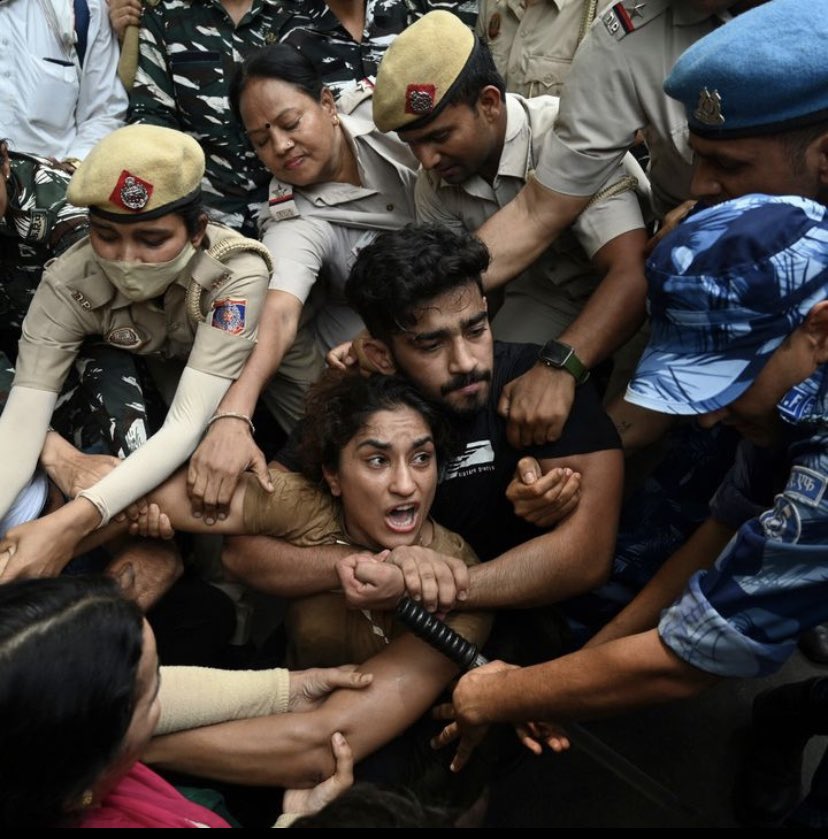 तो आयोधेचा भाजपा चा भिकारचोट खासदार ह्याच्या विरूद्ध करत असलेले आंदोलन अशा पद्धतीने दडपण्याच काय कारण ..ज्यांनी भारताला कुस्ती मधे पदके मिळूण दिली त्यांची अशी अवस्था करता तुम्ही …
लाज वाटली पाहिजे..
#भाजपा पोलीस विरूद्ध भारतीय कुस्तीपटू
<a href="/PawarSpeaks/">Sharad Pawar</a> <a href="/mnsadhikrut/">MNS Adhikrut - मनसे अधिकृत</a> <a href="/Dev_Fadnavis/">Devendra Fadnavis</a>