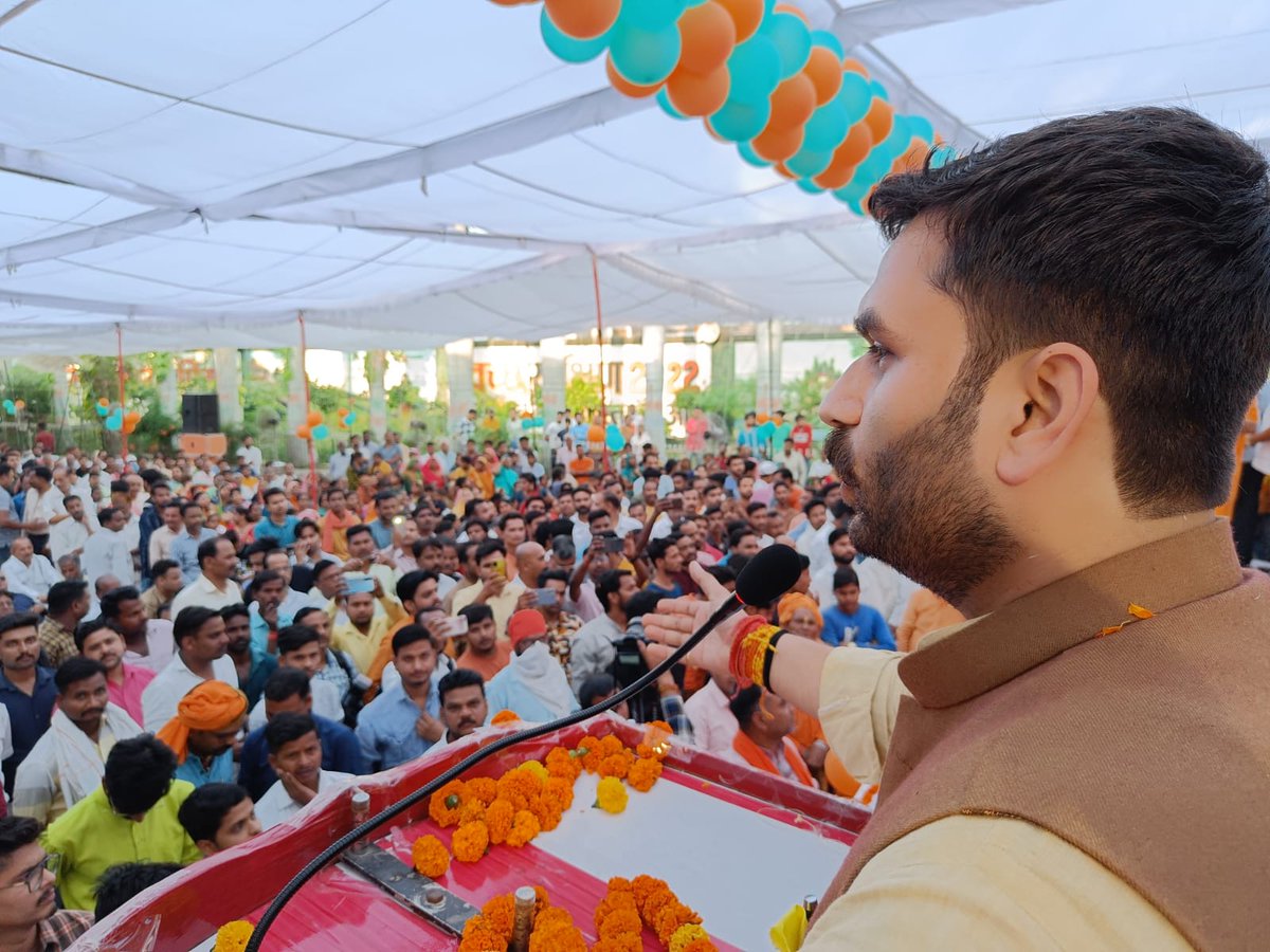 aman__pndt's tweet photo. Our respected Mla @amanarvindgiri ji 
Expressing gratitude to the public at the municipal swearing-in ceremony in Gola gokarannath kheri
.
@BJP4UP @myogioffice @myogiadityanath @Sunilsingh4Bjp @JitinPrasada https://t.co/ta4WJJN2nT