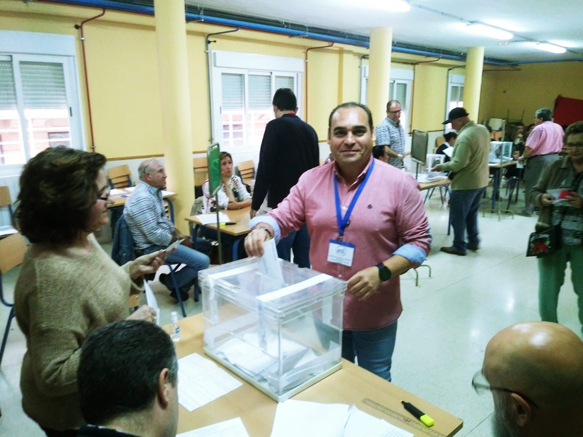 Milinares2023's tweet photo. Nuestro candidato n° 3, A. Vicente de los Ríos Peñuela, ha ejercido su derecho al voto.

#MiLinares2023
#JuanaCruz
#28M https://t.co/V1XdKjPKgq