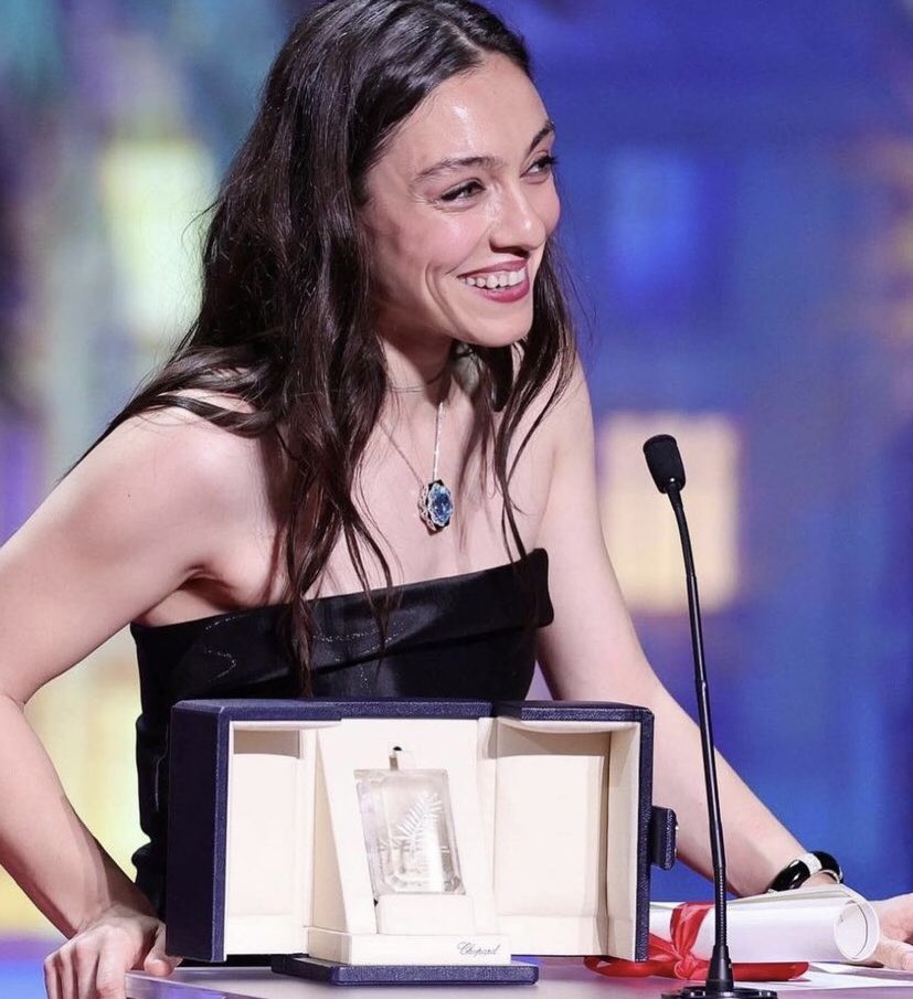 Merve Dizdar, bu yıl 76. kez düzenlenen Cannes Film Festivali'nde 'Kuru Otlar Üstüne'deki performansıyla 'En İyi Kadın Oyuncu' ödülünün sahibi oldu. Tebrik ediyoruz. 🎉 #Cannes2023 #MerveDizdar