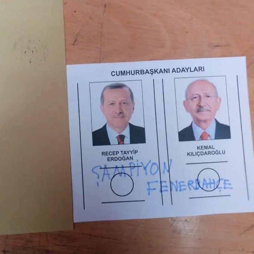 Bir seçmen oy pusulasına “Şampiyon Fenerbahçe” yazarak oyunu geçersiz yaptı.