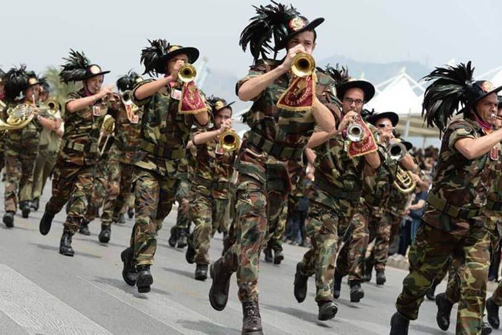 Macchine al passo, #Bersaglieri di corsa.

Nel 70° Raduno Nazionale auguro a tutti i 
Bersaglieri di correre sempre. 

"Bersaglier che vien da Roma, con le scarpe rotte ai piè..."