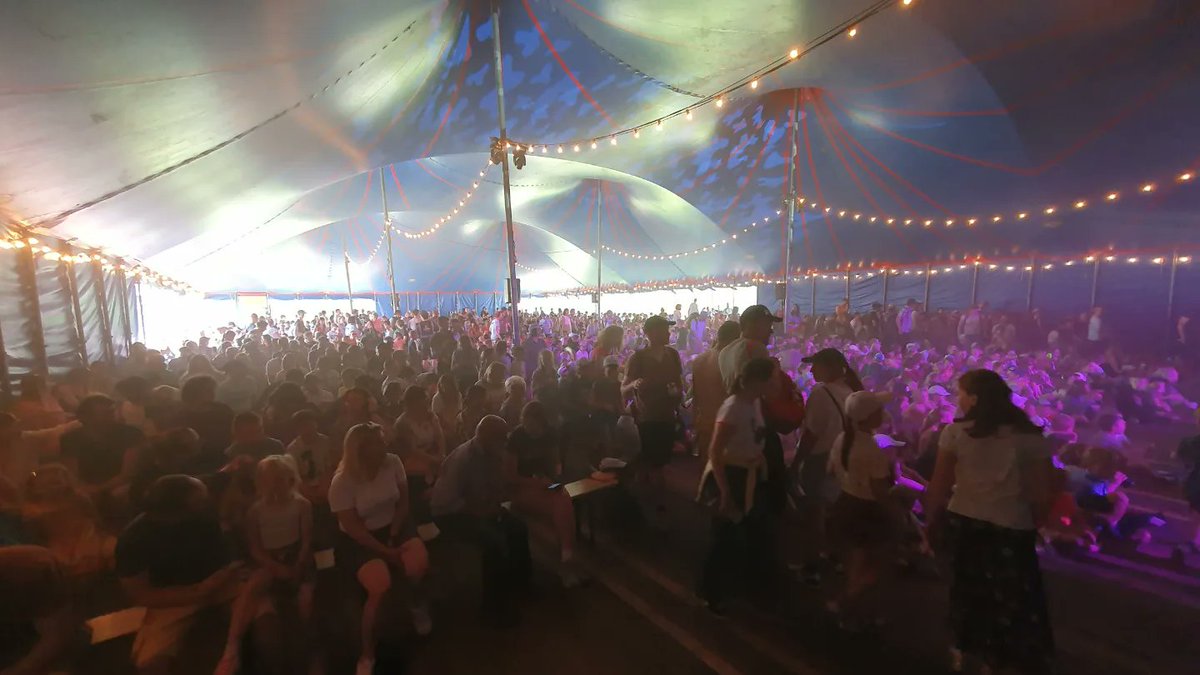 CoderMauro2008's tweet image. Maar liefst 1000! jonge uitvinders kunnen inspireren op een uitverkocht @nerdlandbe festival😱 Mission accomplished 💪 Thanks @Elz en @jbaert voor de invitatie als special guest🙏🤓🤖