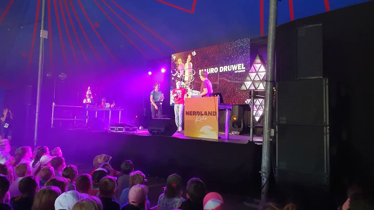 CoderMauro2008's tweet image. Maar liefst 1000! jonge uitvinders kunnen inspireren op een uitverkocht @nerdlandbe festival😱 Mission accomplished 💪 Thanks @Elz en @jbaert voor de invitatie als special guest🙏🤓🤖