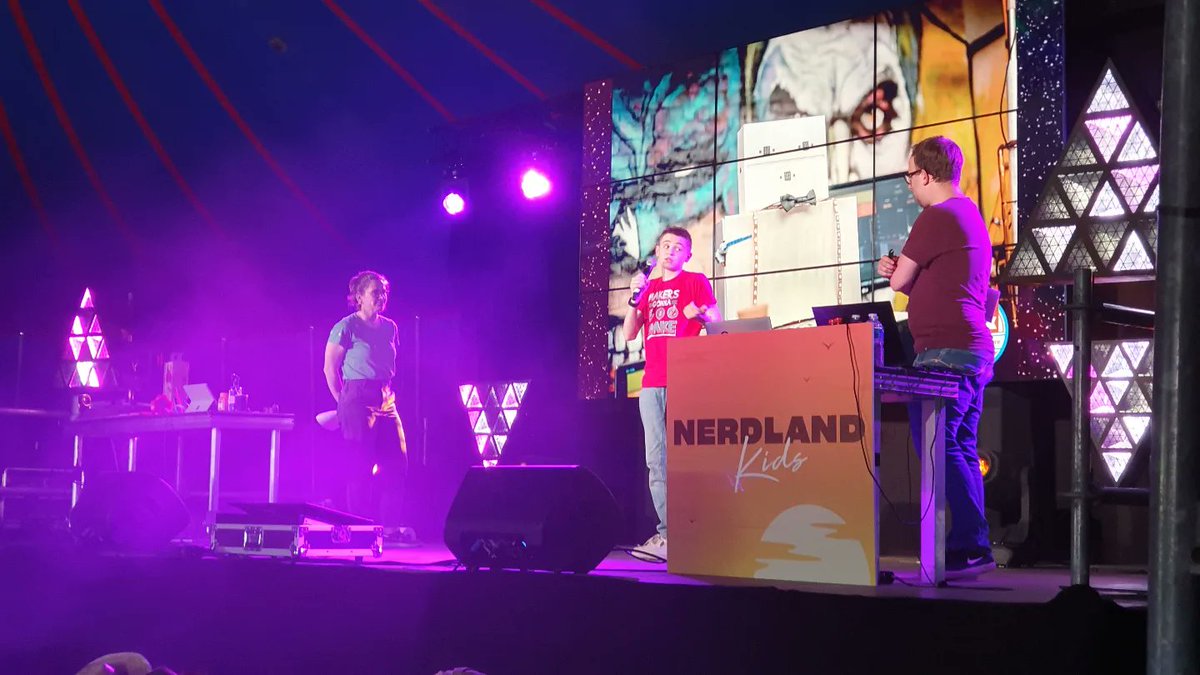 CoderMauro2008's tweet image. Maar liefst 1000! jonge uitvinders kunnen inspireren op een uitverkocht @nerdlandbe festival😱 Mission accomplished 💪 Thanks @Elz en @jbaert voor de invitatie als special guest🙏🤓🤖