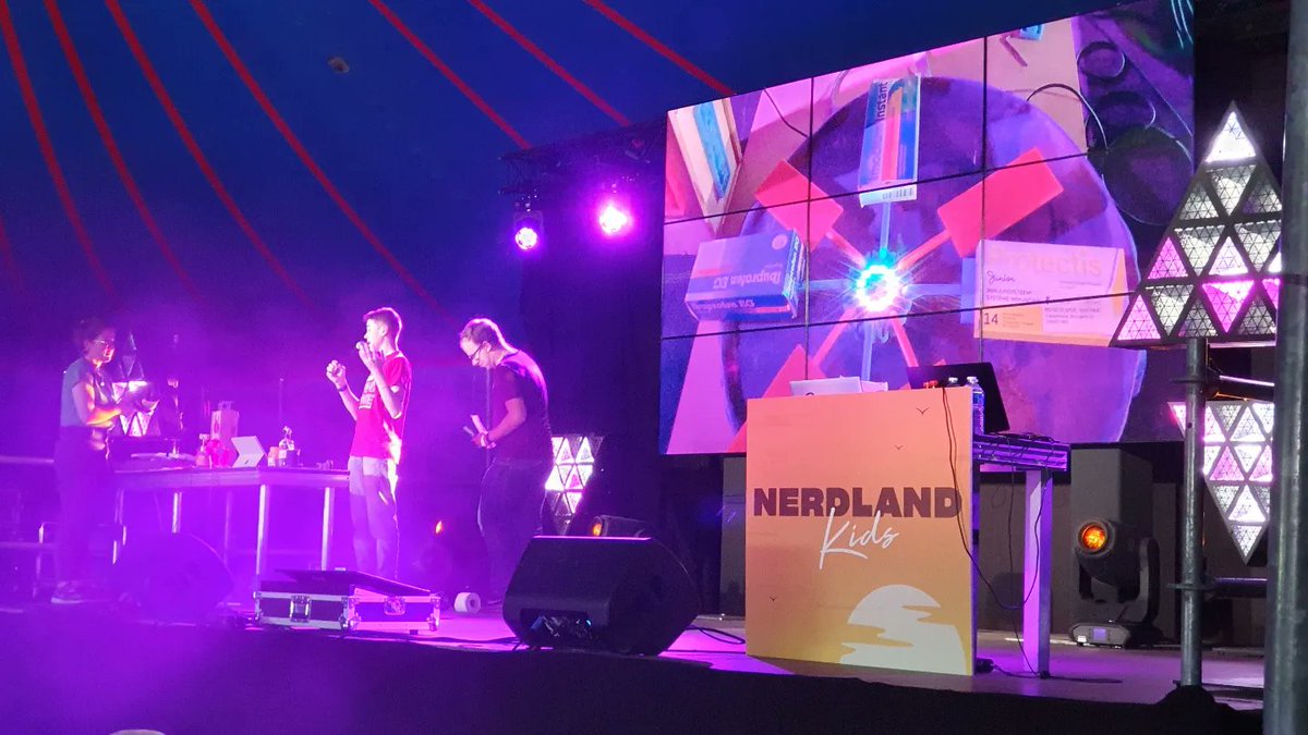 CoderMauro2008's tweet image. Maar liefst 1000! jonge uitvinders kunnen inspireren op een uitverkocht @nerdlandbe festival😱 Mission accomplished 💪 Thanks @Elz en @jbaert voor de invitatie als special guest🙏🤓🤖