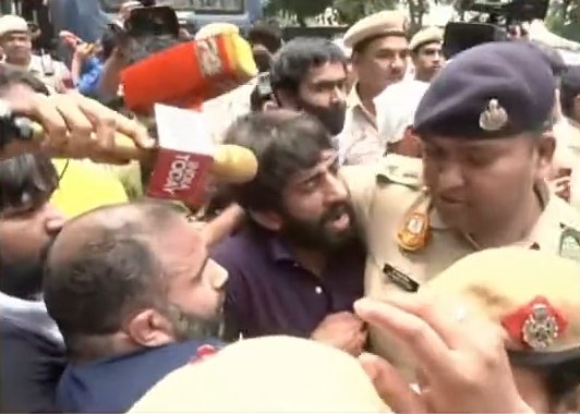 cpimspeak's tweet photo. Shame on this Govt
The way international wrestlers are treated
Many more AIDWA leaders and activists arrested

#WrestlersProtest
#MahilaPanchayat
#IStandWithChampions #arrestbrijbhushansharansingh
#MahilaSammanPanchayat. https://t.co/32aIEp4WZU