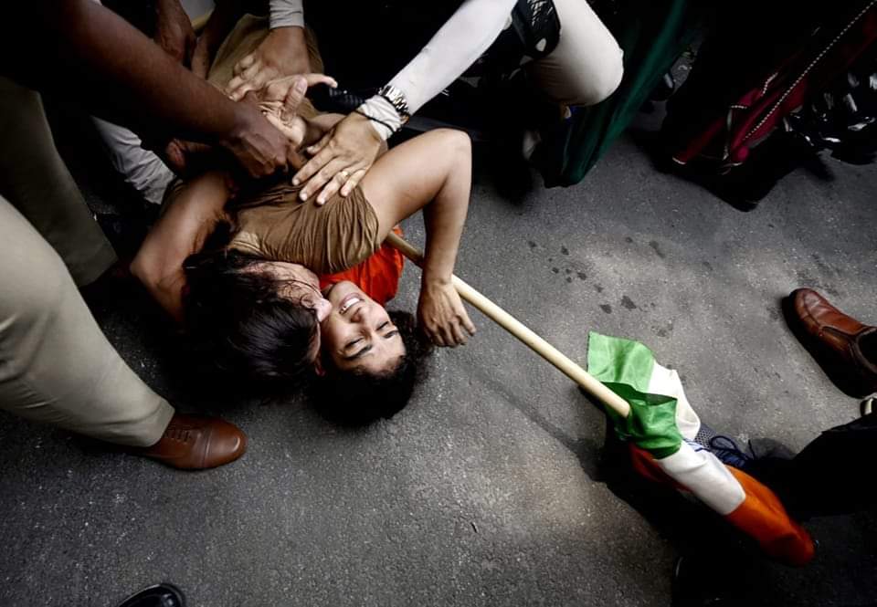 cpimspeak's tweet photo. Shame on this Govt
The way international wrestlers are treated
Many more AIDWA leaders and activists arrested

#WrestlersProtest
#MahilaPanchayat
#IStandWithChampions #arrestbrijbhushansharansingh
#MahilaSammanPanchayat. https://t.co/32aIEp4WZU