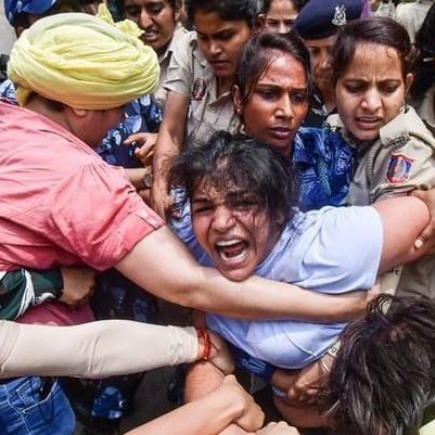 Warriorsclub_X's tweet photo. मोदी अगर सच में तेरा 56 का सीना है और इतना ही घमन्ड है तुझे अपनी तानाशाही पर,, 
तो एक बार दिल्ली के बॉर्डर खोल दे ,,,  फिर हम बता देंगे!! 
हमने अंग्रेजों और मुगलों की हुकूमत को नहीं टिकने दिया दिल्ली में, फिर ये सरकार किस खेत की मूली है 😡
#WrestlersProtest https://t.co/h1dqBQwpC7