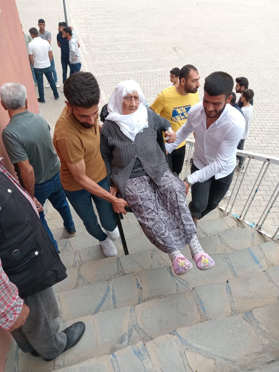 Oy kullanmaya gelen teyzemiz.. Bu azim bizi kurtaracak.