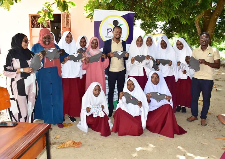 pamoja_youth's tweet photo. To commemorate #MenstrualHygieneDay, @pamoja_youth hosted an impactful event at Connecting Continent Sec. School in Chake, Pemba. Girls learned about menstrual health, nutrition, preventing early pregnancy &amp; #GBV. Reusable pads were distributed, revolutionizing hygiene practices. https://t.co/oiNIFsjci4