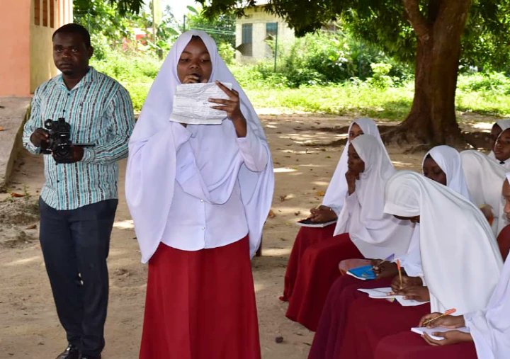 pamoja_youth's tweet photo. To commemorate #MenstrualHygieneDay, @pamoja_youth hosted an impactful event at Connecting Continent Sec. School in Chake, Pemba. Girls learned about menstrual health, nutrition, preventing early pregnancy &amp; #GBV. Reusable pads were distributed, revolutionizing hygiene practices. https://t.co/oiNIFsjci4