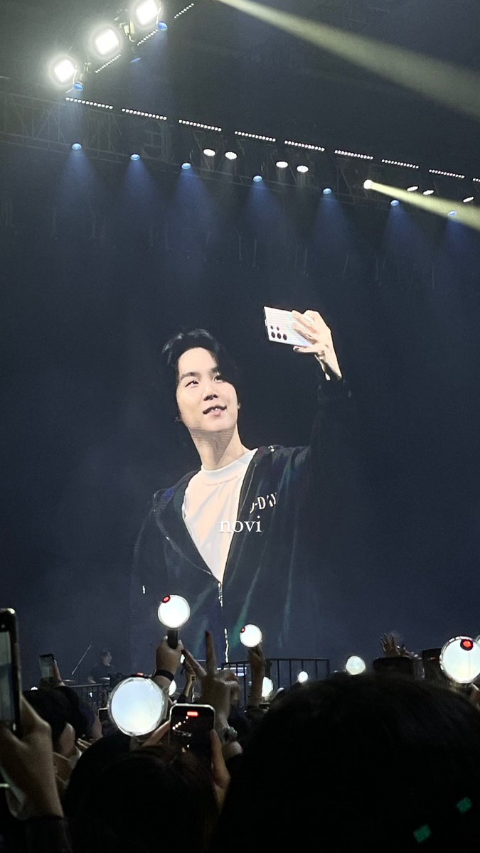 uItminyoongis's tweet photo. HE TOOK A SELIFIE OMGANNSKLNDK https://t.co/9nO6oxem9i
