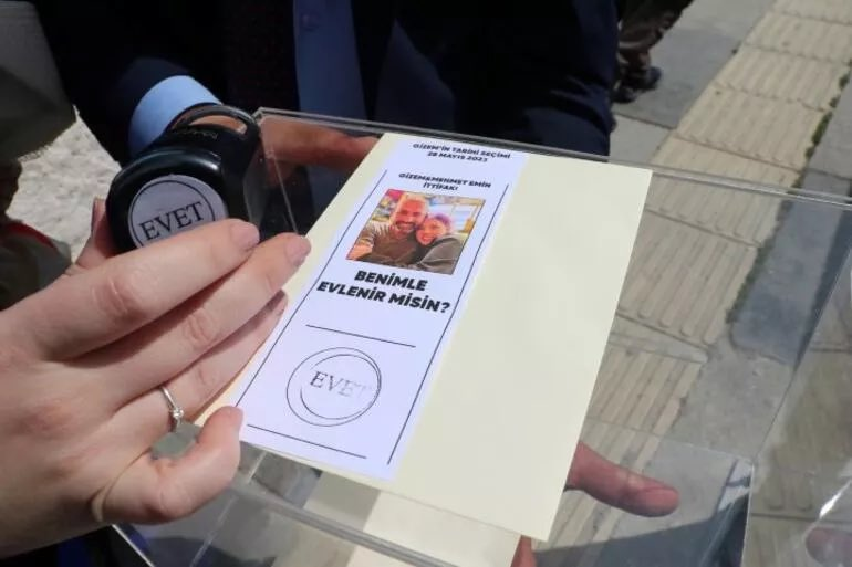 Bir vatandaş oy pusulasıyla evlenme teklifi etti.