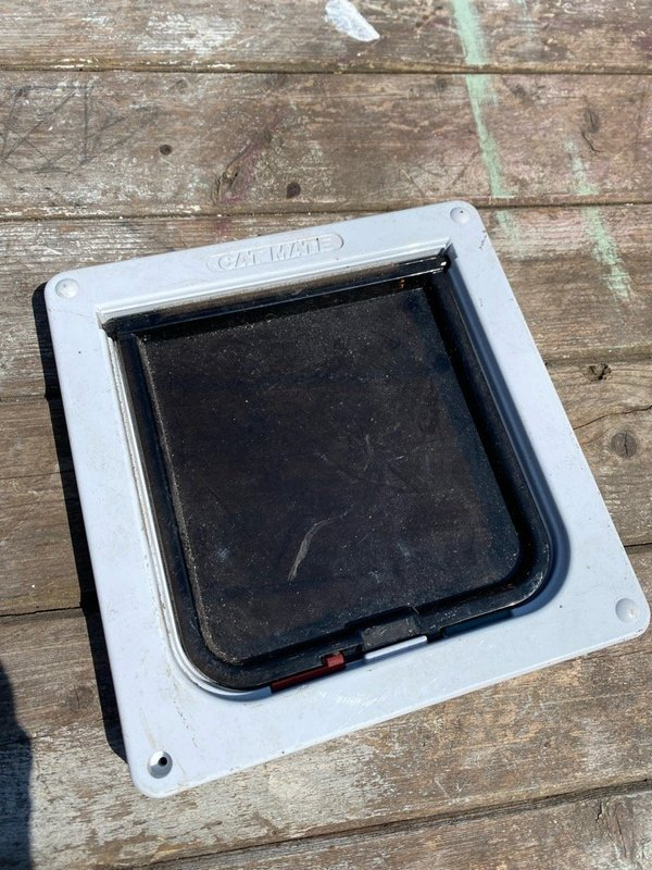 OFFER: Cat flap (TW14) ilovefreegle.org/message/996710…
