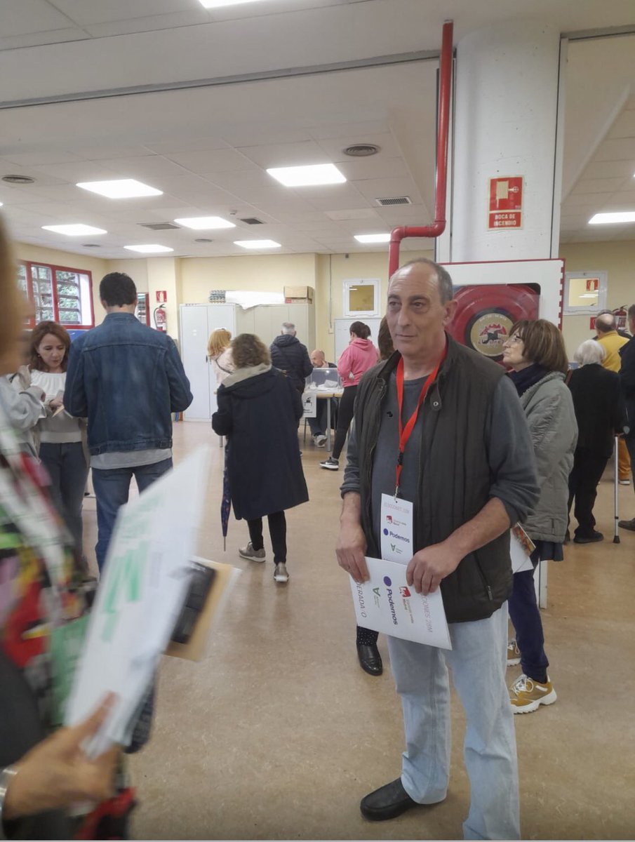 IUCiudadlineal's tweet photo. Jornada electoral y gente militante en su puesto. Buen trabajo. #ApoderadosIU https://t.co/ZLmlc1bPJM