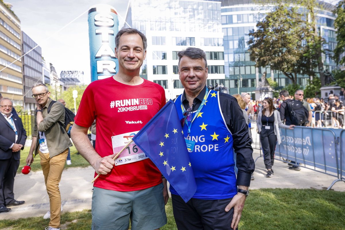 EU_EESC's tweet photo. Privileged to represent @EU_EESC together with @EP_President, @SDeRynck_EU4BE, @alexanderdecroo, Belgian Minister of sports Valéry Glatigny and Jean Colaut.
40.000 citizens running for mental health, peace & democracy and 🇪🇺 EU values.
#20kmbxl #RunningforEurope #Brussels https://t.co/nsEfXYo6Zh