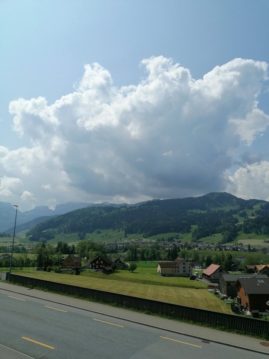 FelixSch86's tweet photo. Die Fotos habe ich eben aus der #WeatherFactory gemacht. Sie zeigen deutlich die aufbauendenen #Quellwolken über dem Alpstein und den beinahe wolkenlosen Himmel Richtung #Mittelland. Über den Bergen wird das #Wolkenkondensationsniveau leichter erreicht als über dem Flachland... https://t.co/LjYqniZTAX