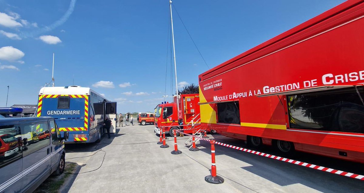 riisc_1's tweet image. #LTDH23🛩️: Nos sapeurs-sauveteurs de l’#UIISC1 ont déployé le Module d’appui à la gestion de crise (#MAGEC) de la @SecCivileFrance permettant de coordonner l&apos;ensemble des services mobilisés ce week-end sur le Temps des Hélices, célèbre meeting aérien de Cerny La Ferté-Alais (91).