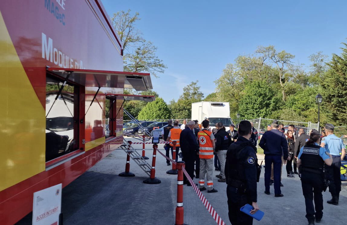 riisc_1's tweet image. #LTDH23🛩️: Nos sapeurs-sauveteurs de l’#UIISC1 ont déployé le Module d’appui à la gestion de crise (#MAGEC) de la @SecCivileFrance permettant de coordonner l&apos;ensemble des services mobilisés ce week-end sur le Temps des Hélices, célèbre meeting aérien de Cerny La Ferté-Alais (91).