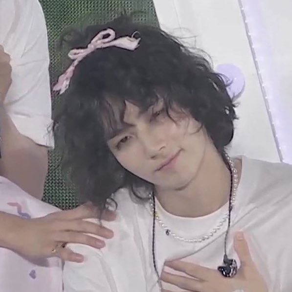 @윤...이라는 강아지
원래 이름 뽀삐인데 너무 예뻐서 예삐라고 더 많이 불릴 거 가틈
처음엔 난 뽀삔데 왜 예삐라고 부르지... 혼란스러워 햇는데 나중엔 예삐 말고 뽀삐라고 부르면 후부웅... 오리됨 

            (왜 뽀삐라고 부르지... 나는 예삐인데ㅠㅠ)