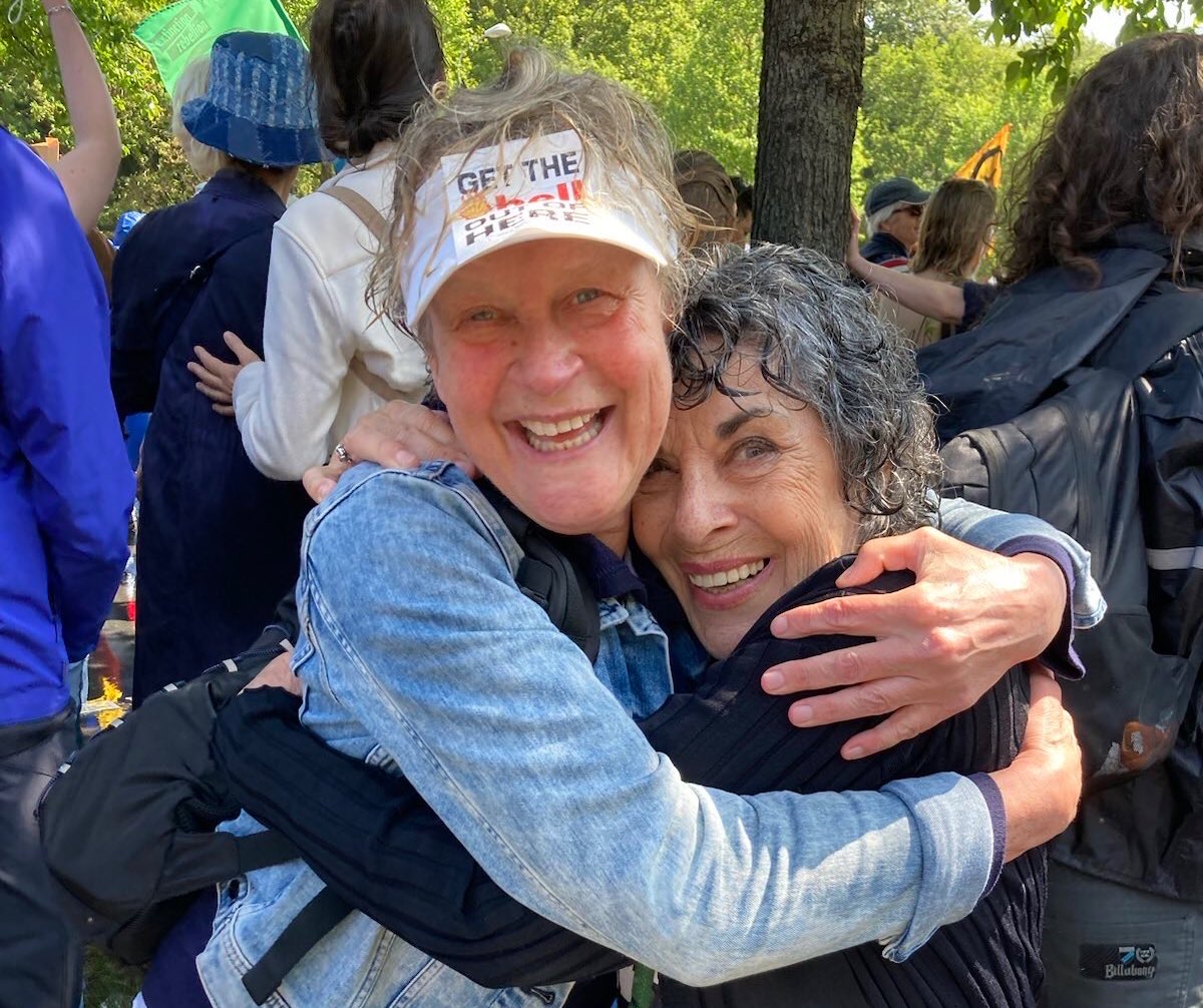Twee powervrouwen die zich door een waterkanon niet laten tegenhouden. 
🔥✊💚#StopFossieleSubsidies❤️✊🔥
