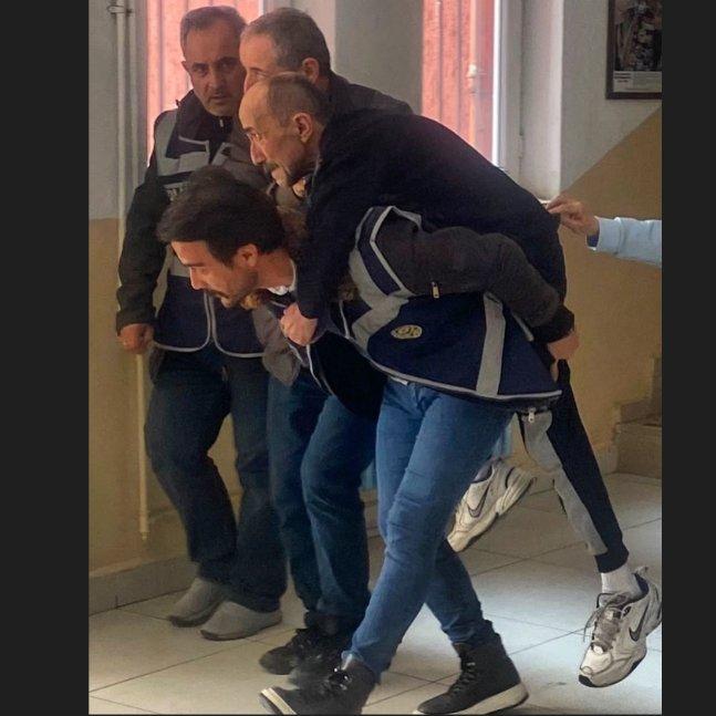 Bir polis memuru, engelli bir vatandaşı oy kullanacağı sandığa kadar sırtında taşıyarak oy kullanmasını sağladı.