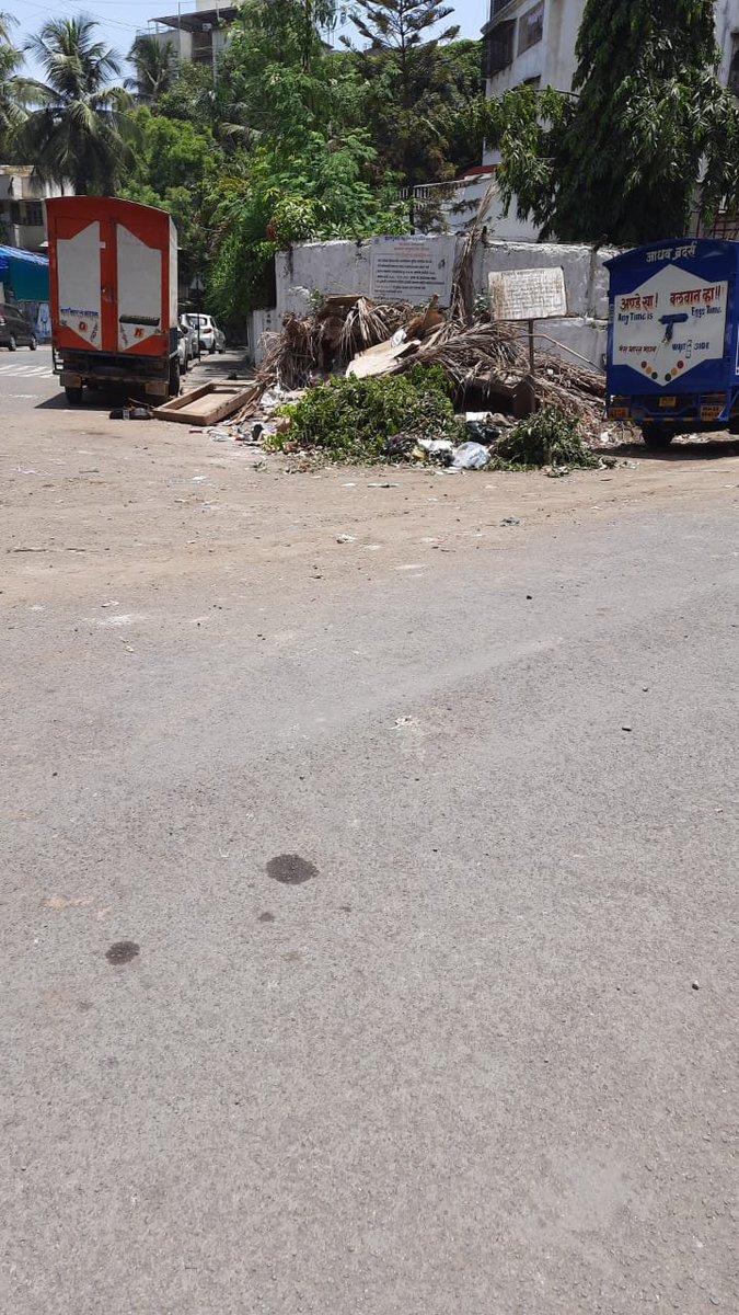 SocietySindhi's tweet photo. Garden and House waste been dumped  by miscreants outside Plot 153, Sindhi Society, Chembur. BMC is requested to get it cleared urgently. 
@mybmcWardMW @mybmc @suprada17 @BJP4Mumbai @ashamararathe4,@mahadevshivgan https://t.co/vUooq9oBth
