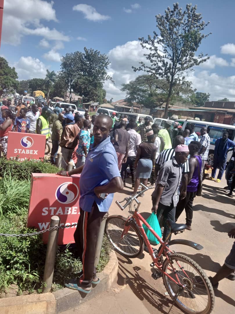 Omukuumi wa kampuni ya SGA ku ssundiro ly’ amafuta erya Stabex erisangibwa e Garuga, Onwang Nixon, akubye omukozi wa Umeme, Buwembo Henry abadde ku Pikipiki essasi nerimuyitamu nerikwata omutunzi w’obumonde Patrick Mukooza.