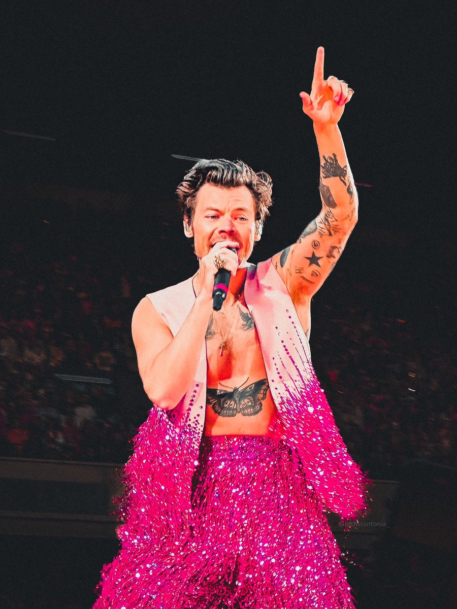 rachelantonia_'s tweet photo. couple of snaps I took of @harry_styles from Edinburgh last night ✨

#HarryStyles #hslot https://t.co/mtWWvuPLZX