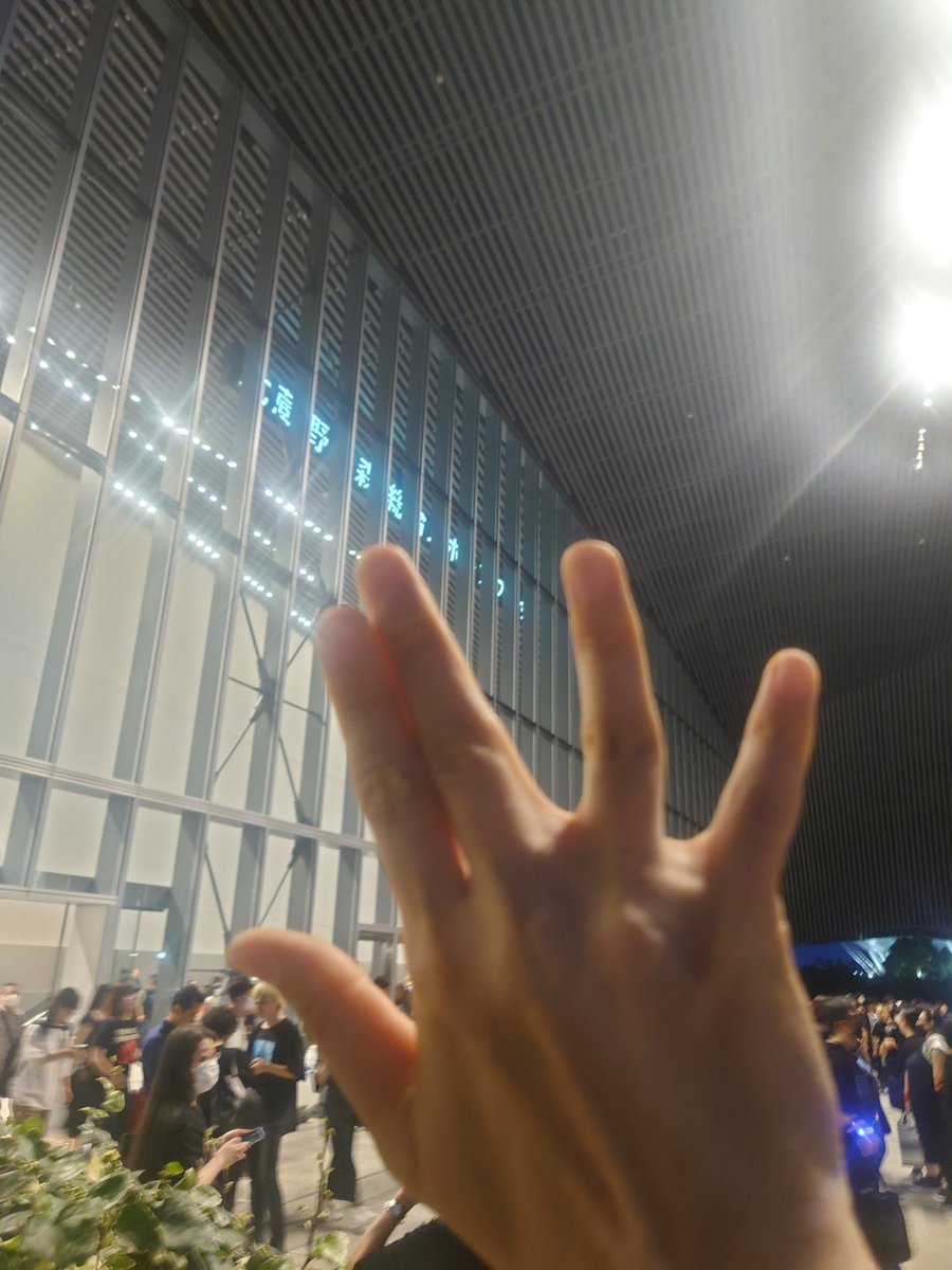 re_tropolice619's tweet photo. LUNA SEA TBOLS2023 2日目
紛れもなく最強の夜でした。
最初の「LOVE SONG」に驚き最後の「LOVELESS」にも驚かされた、激動のライブでした！
長いトンネルを抜け戻ってきた光と愛に溢れた2日間でした。
#LUNASEA
#TBOLS2023 
#AShowforyou https://t.co/MohvbUkiah