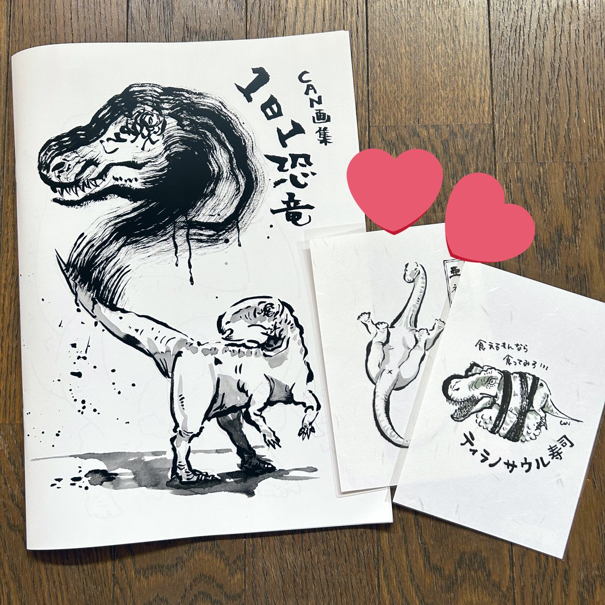 そしてCANさん(@dinocan2018 )の個展を見にカフェアトリエさんへもお邪魔してきました〜✨ きゃんさんの恐竜画にはかっこよさと可愛さと面白さが詰まってて…とても楽しめる展示でした!! 画集にサインもいただきましたぁぁ🥹🫶 大切にします💕